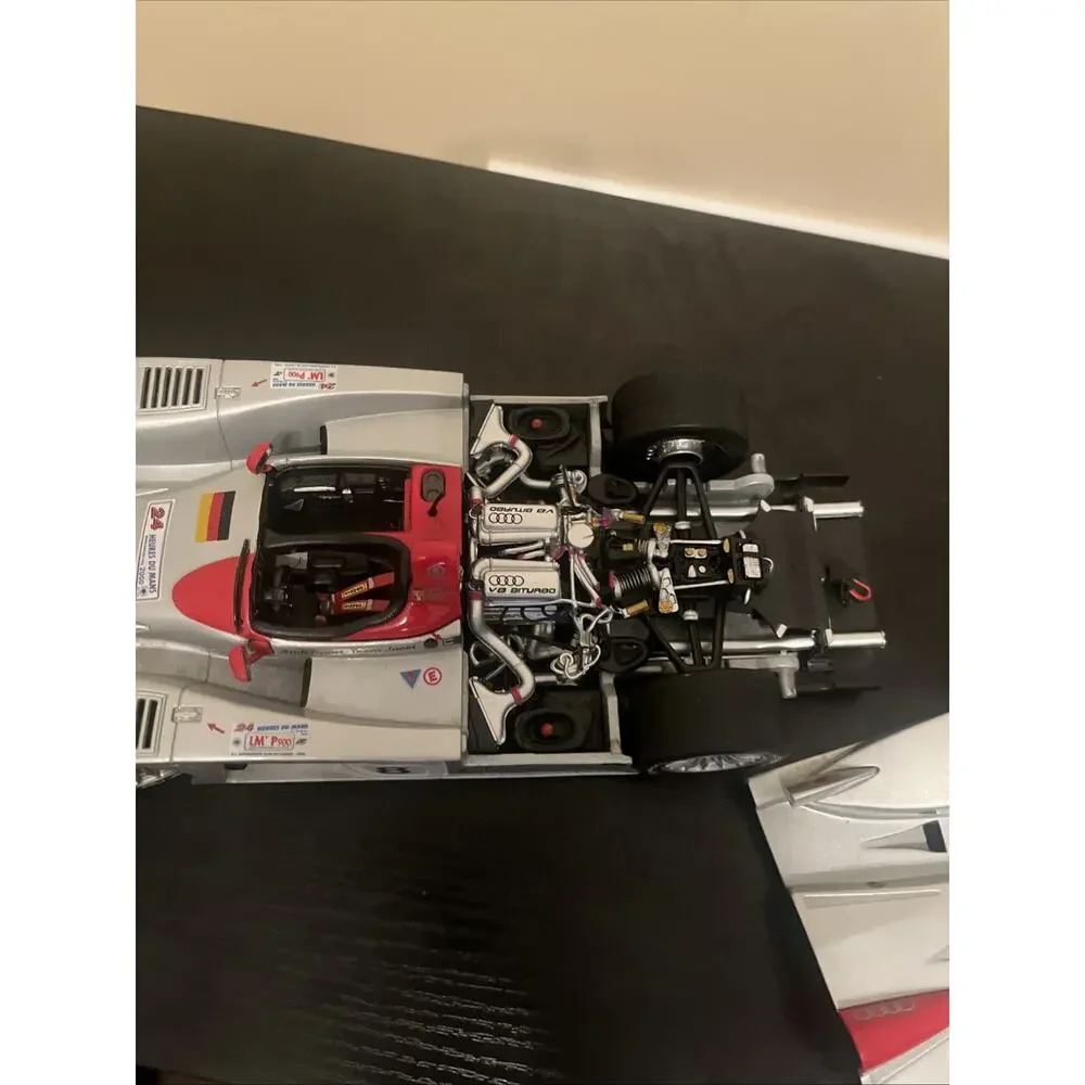Audi R8 le Mans-Sieger 2000 Team Joest #8 Maisto 1:18 Scale Collectible Car